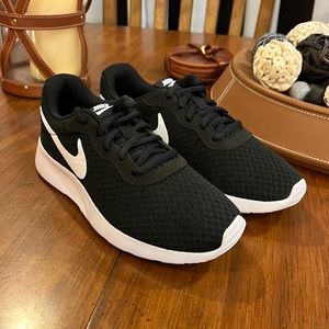 Nike Tanjun Shoes Sneakers new 812655 011 black white Womens Size 5.5